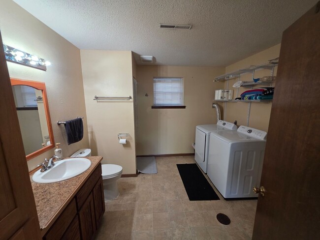 Building Photo - 802 Brentwood Ave