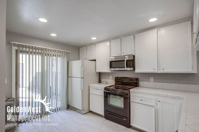 Building Photo - Spacious 3Bdm 2Ba Condo in Mission Valley ...