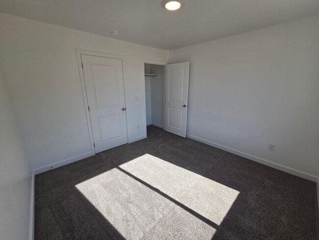 Building Photo - Discover Your Washington Dream Home!