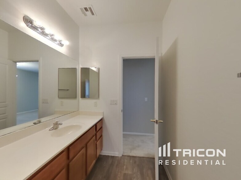 Building Photo - 6410 S 72nd Ln