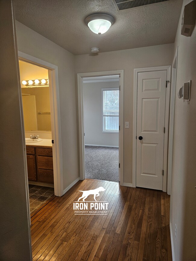 Building Photo - Candlestick Park Sub-3bed/2bath w/2 car ga...