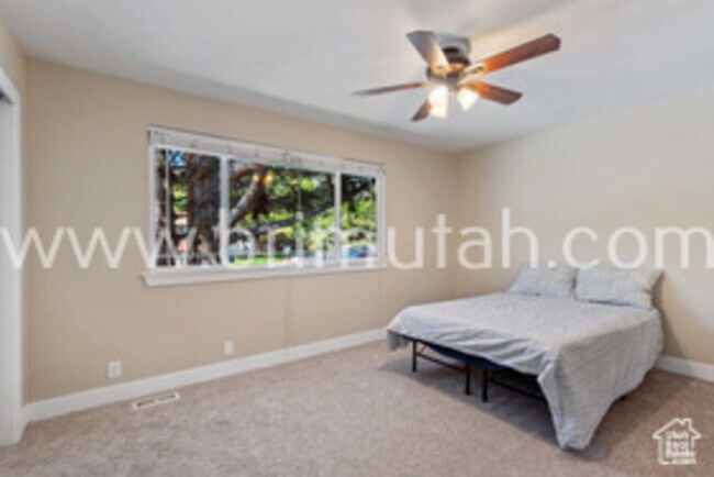 Building Photo - 2572 E Canterbury Ln
