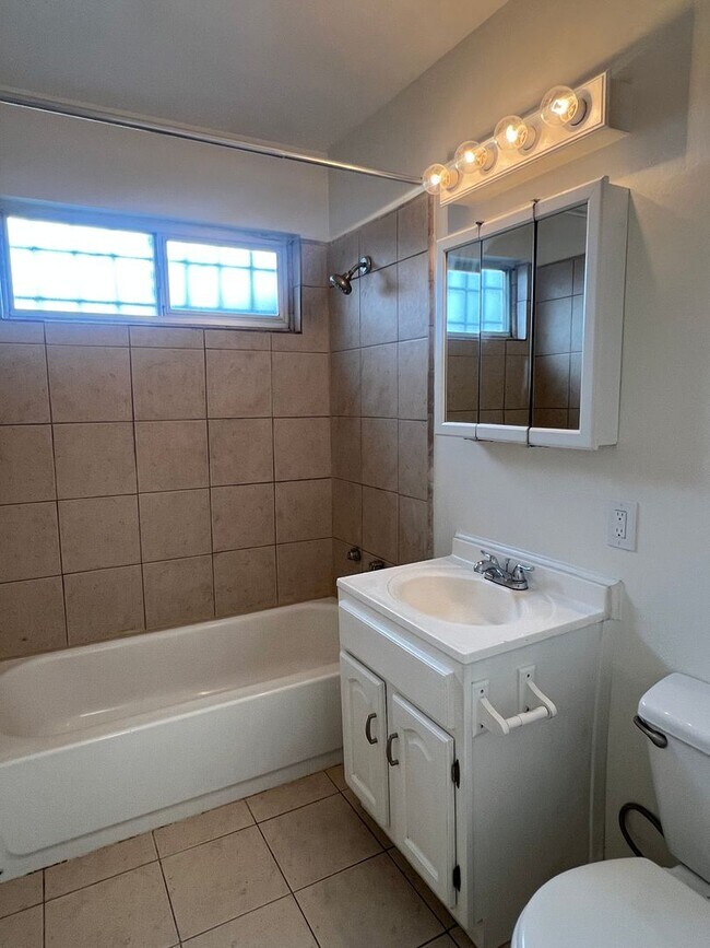 Building Photo - ADORABLE 2 BED DUPLEX WITH NEWER KITCHEN!!