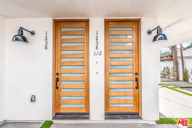 Building Photo - 1236 Beachwood Dr