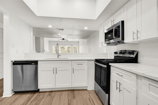 Building Photo - 2022 Lakewood Ct