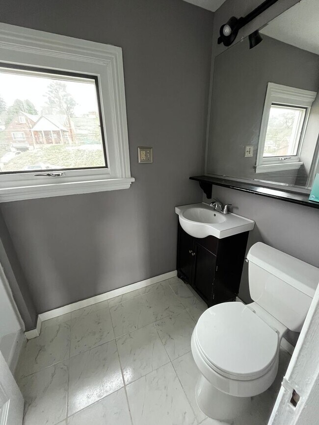 Building Photo - 5 bedroom available in the West Jefferson Hills School district!