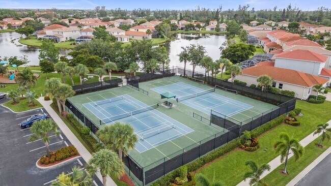 Building Photo - Beautiful Townhome in Laguna lakes 3 bedro...