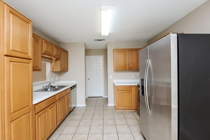 Building Photo - 10224 Maverick Dr