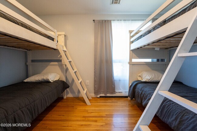 Building Photo - 406 Lawrence Dr