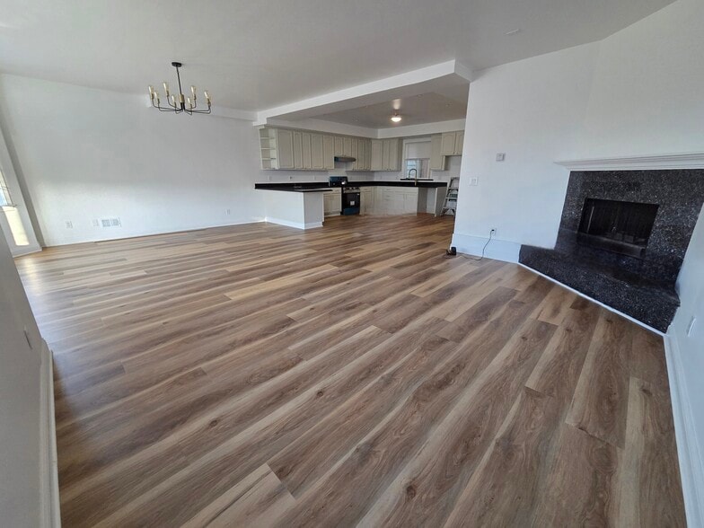 Building Photo - 163 Rae Ave