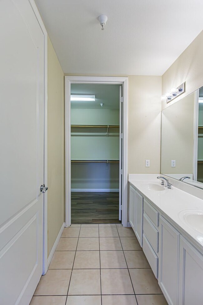 Building Photo - Top Floor 2 Bedroom Condo Located in Manha...