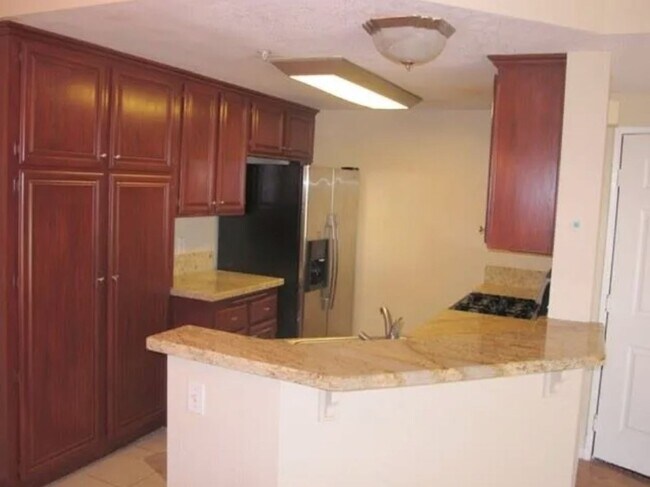 Building Photo - 3 Bedroom, 2 Bathroom Ground-Level Condo f...