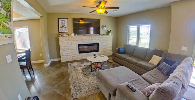 Building Photo - Cute West Side Home W/ Two Car Garage + Fenced In Yard + Rooftop Balcony! Available June 4th!