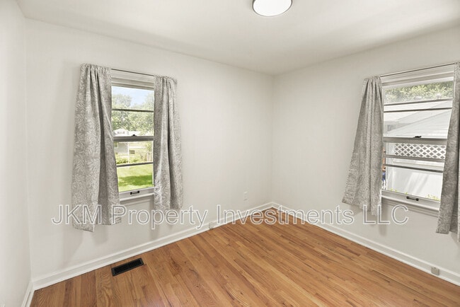 Building Photo - 135 St Maurice Ln