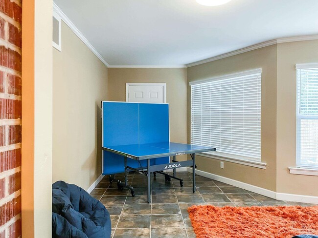 Building Photo - 1618 W Garden St