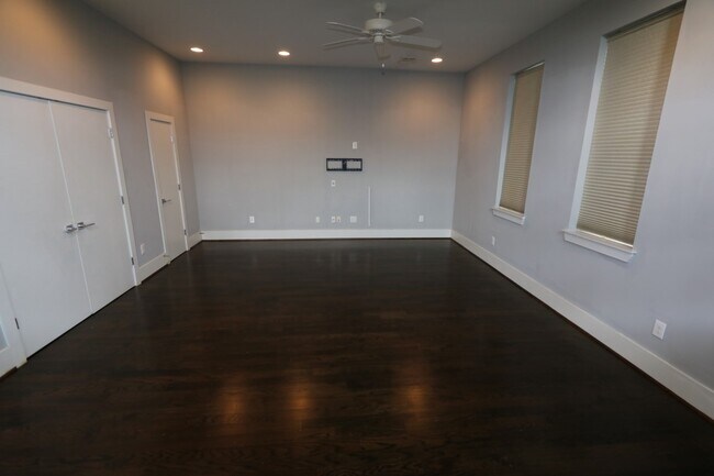 Building Photo - 2103 Hadley St