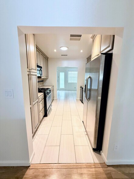 Building Photo - 17429 Burbank Blvd