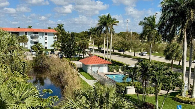 Building Photo - 605 S Pine Island Rd