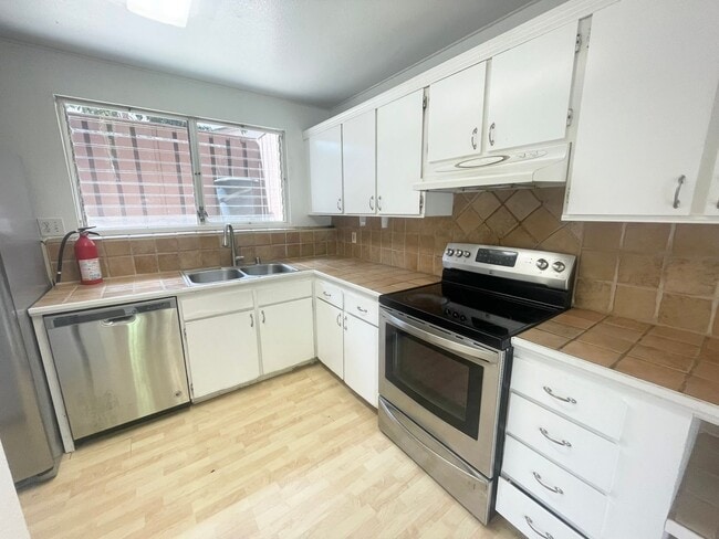 Building Photo - 4 Bed 2 Bath in Makakilo with Large Backyard!