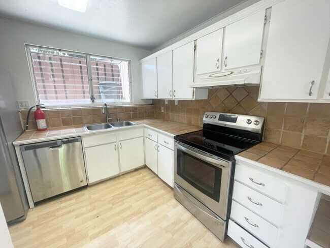 Building Photo - Beautiful 4 Bed 2 Bath in Makakilo with Large Backyard!