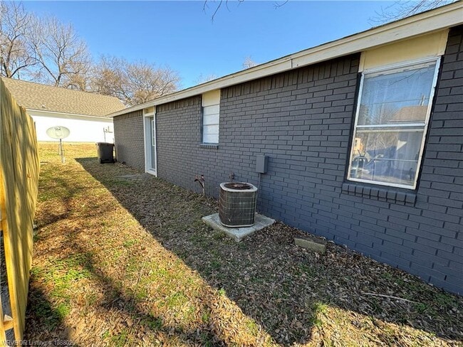 Building Photo - 107 S Oak St