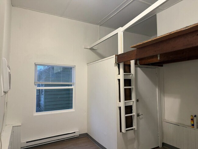 Building Photo - 226 S Lucas St