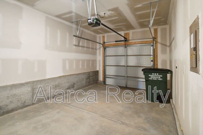 Building Photo - 1033 Plumcrest Dr