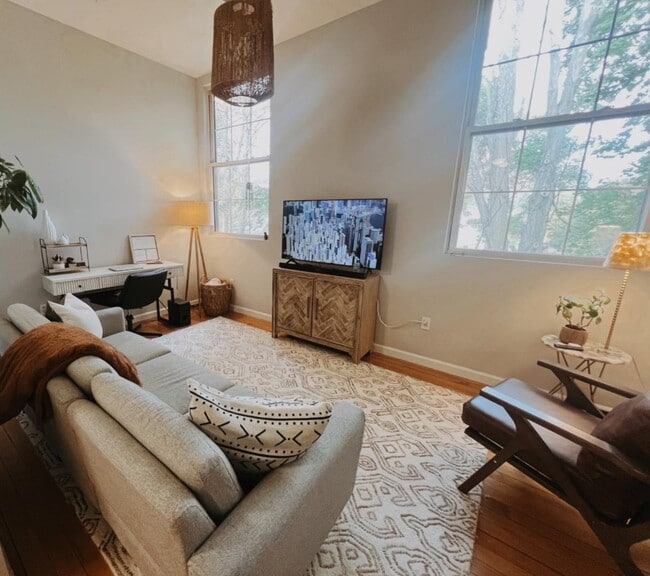 Primary Photo - 16 Oak St