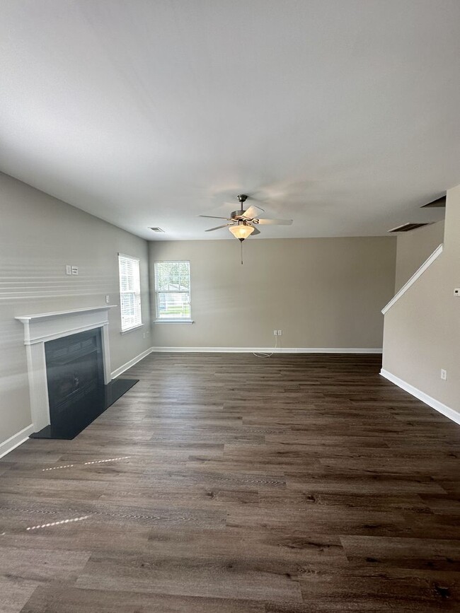 Building Photo - Spacious Home in The Cascades