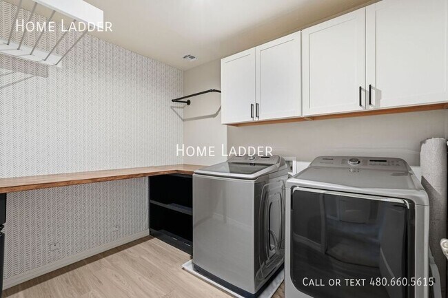 Building Photo - 9504 E Theia Dr