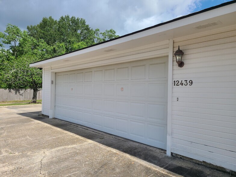 Enclosed 2-car garage - 12439 Coursey Blvd