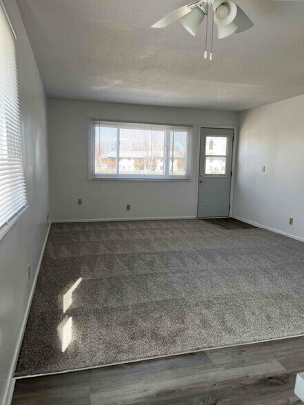 Building Photo - 2013 NW Hickory Ln