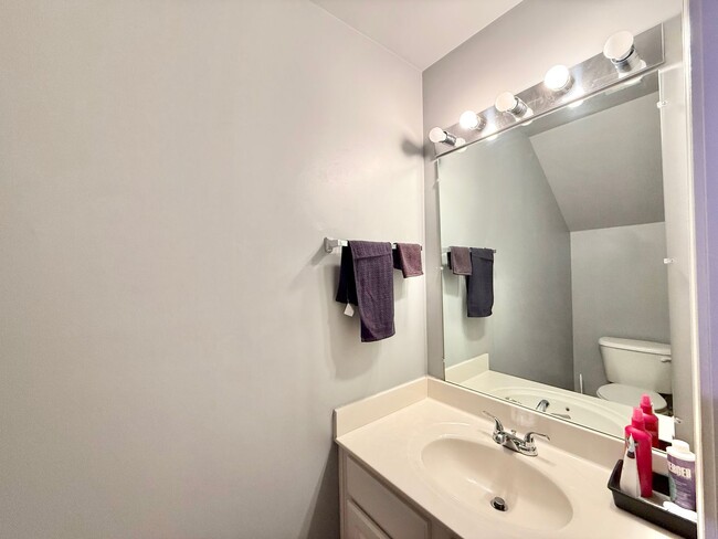 Building Photo - Stunning 3BD, 4BA Morrisville Townhome in an HOA Community with Premier Amenities & Near RDU Airp...