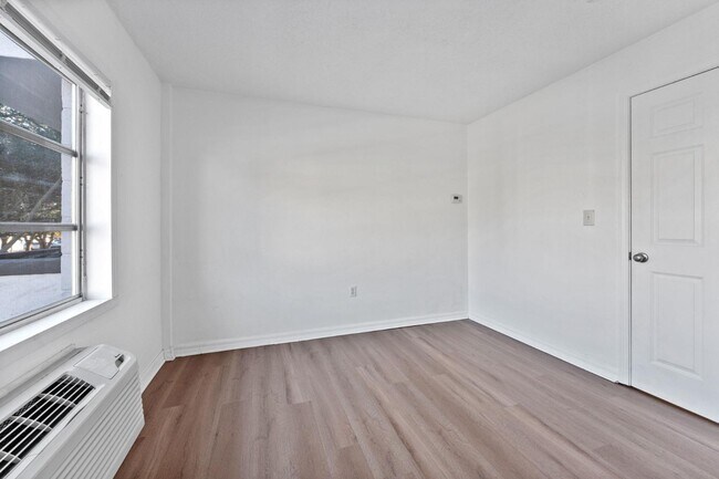 Building Photo - 406 W Azeele St