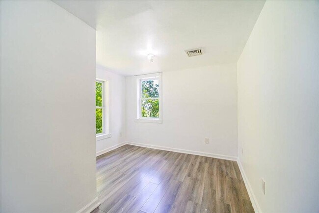 Building Photo - 629 S Rd