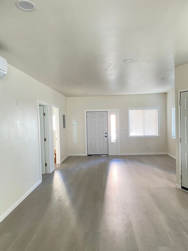 Building Photo - Beautifully updated 3-bedroom, 2-bathroom ...