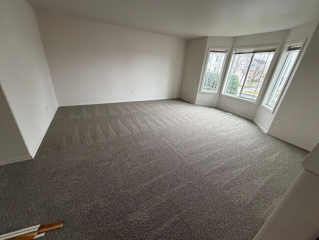 Building Photo - New paint & carpet! 2 bed 2.5 bath + bonus room townhome