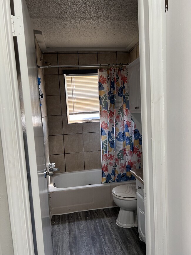 Building Photo - 605 SE 72nd St