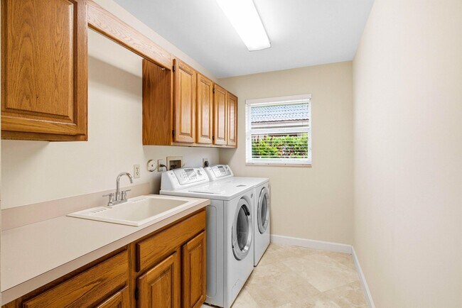 Building Photo - 4720 NW 28th Ave