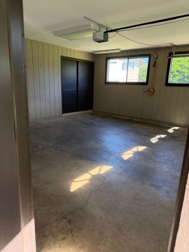 Building Photo - 75 Kaupea St