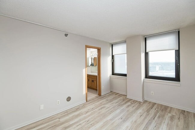Building Photo - Condo for Rent