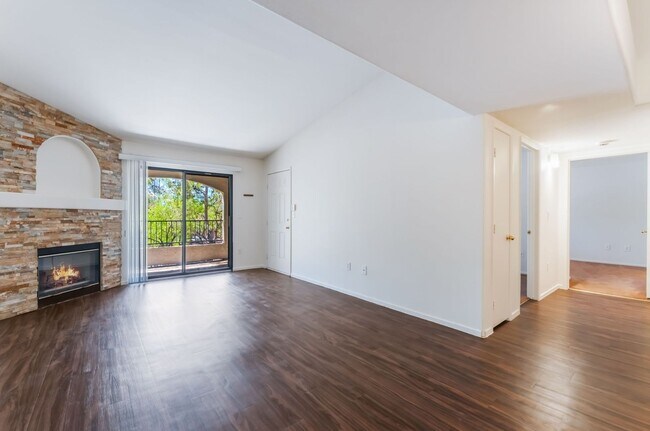 Building Photo - Gorgeous 3 Bedroom Seven Hills Condo For L...
