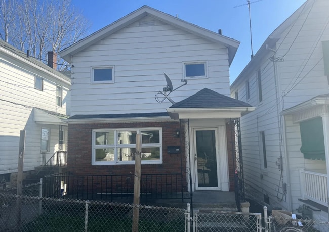 Building Photo - Large 2 Bed/1 Bath Single Family Home - $1...