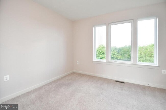 Building Photo - 1550 Trafalgar Ln