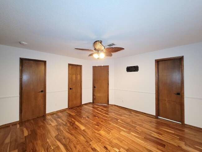 Building Photo - 10282 Valley Dr S