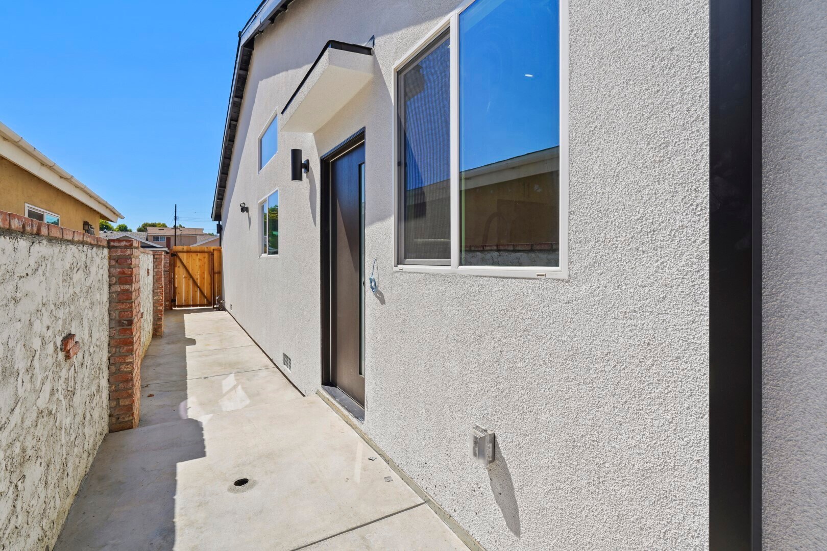 Building Photo - 7906 Oakdale Ave