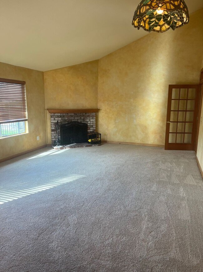 Building Photo - Tri-level 4 bedroom 3 bathroom Rincon Vall...