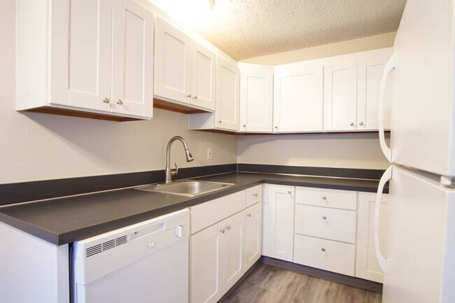 Building Photo - Cozy 1-Bedroom Near OHSU Ready Mid-April!