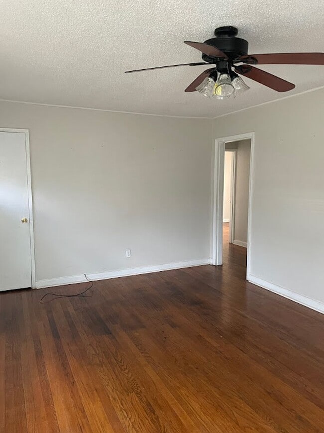 Building Photo - Centrally located 3/2 house