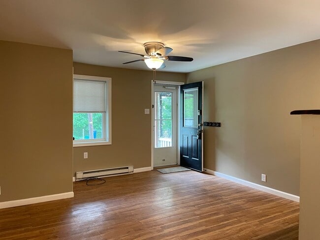 Building Photo - Newly Updated 4 Bedroom 1 Bathroom Townhom...